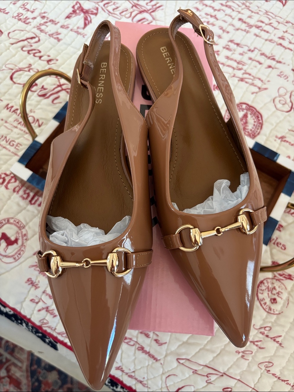 NWT Rio Bernes­s Pointed Slingback Flats in Mocha Patent with Gold Bit SZ 11